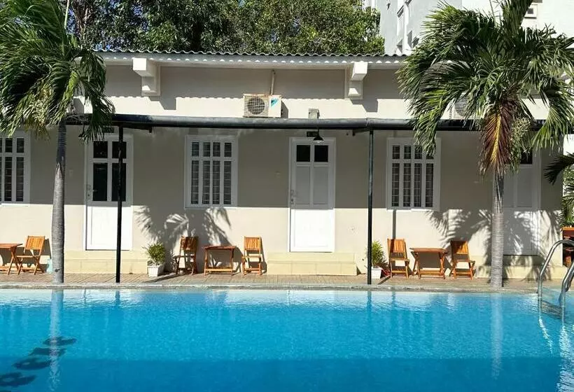 هتل Pharos Guesthouse