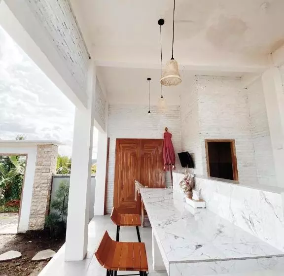 ペンション Sumbul View Surfcamp