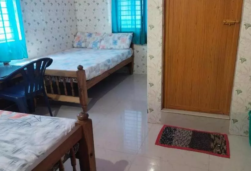 Aamiaismajoitus (B&B) Happy Tourist Home And Dormitory Neyyardam