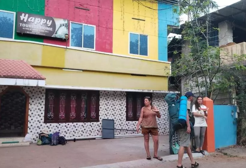 Aamiaismajoitus (B&B) Happy Tourist Home And Dormitory Neyyardam