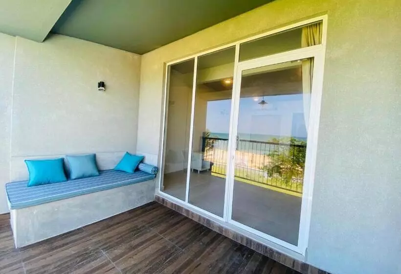 Hotelli Hiru Beach Resort