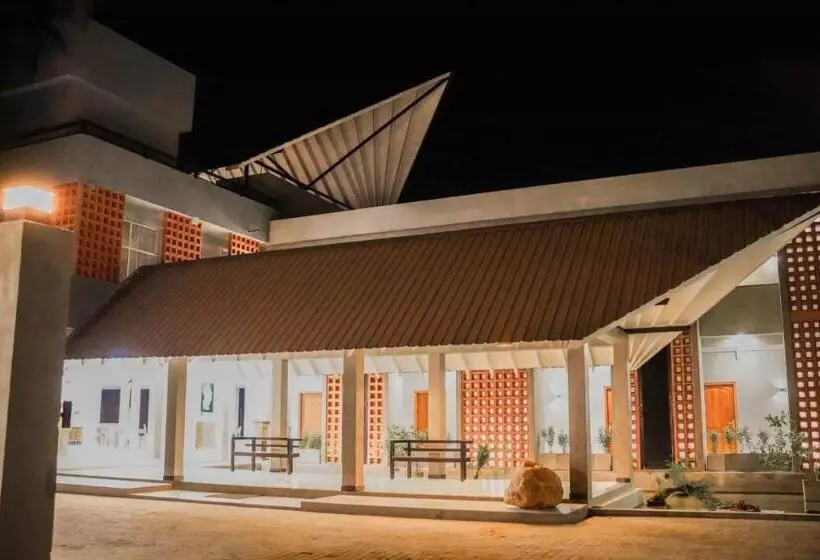 Hotelli Hiru Beach Resort