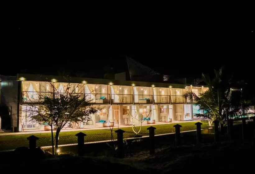 Hotelli Hiru Beach Resort