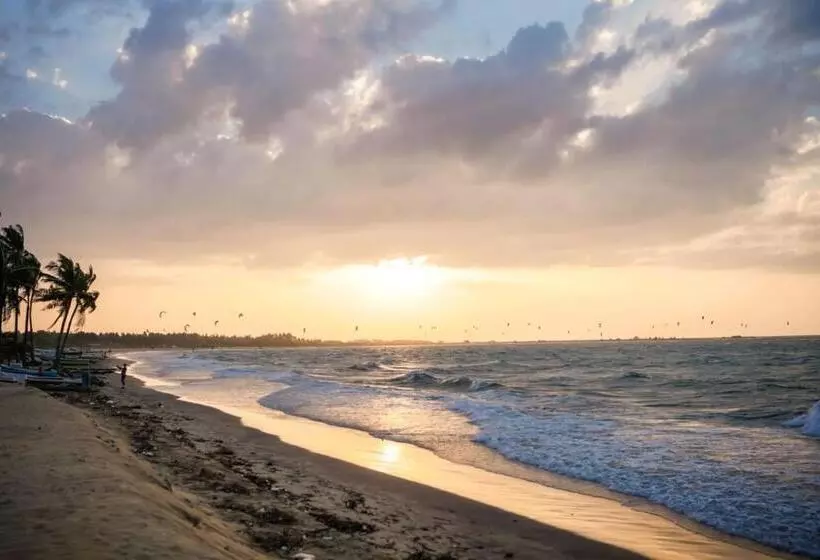 Hotelli Hiru Beach Resort