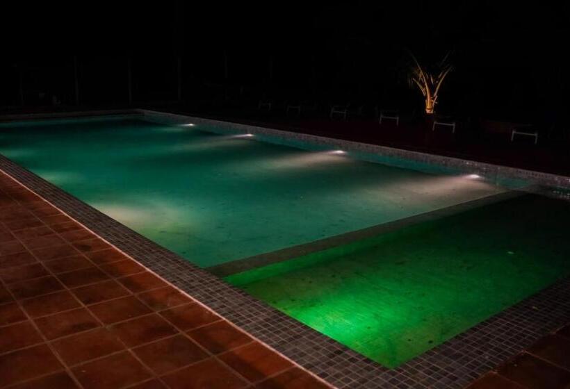 ホテル Hiru Beach Resort