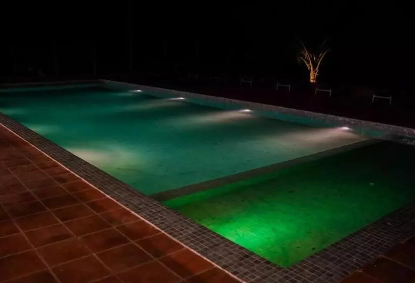 Hotelli Hiru Beach Resort