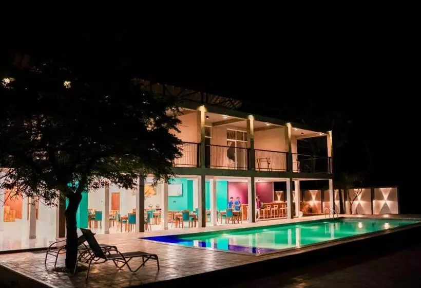 Hotelli Hiru Beach Resort