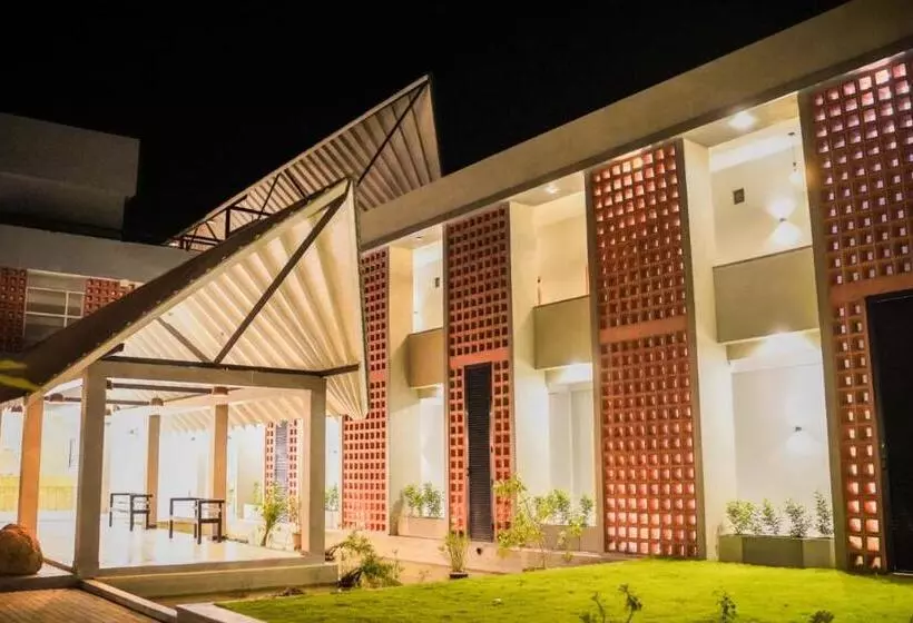 Hotelli Hiru Beach Resort