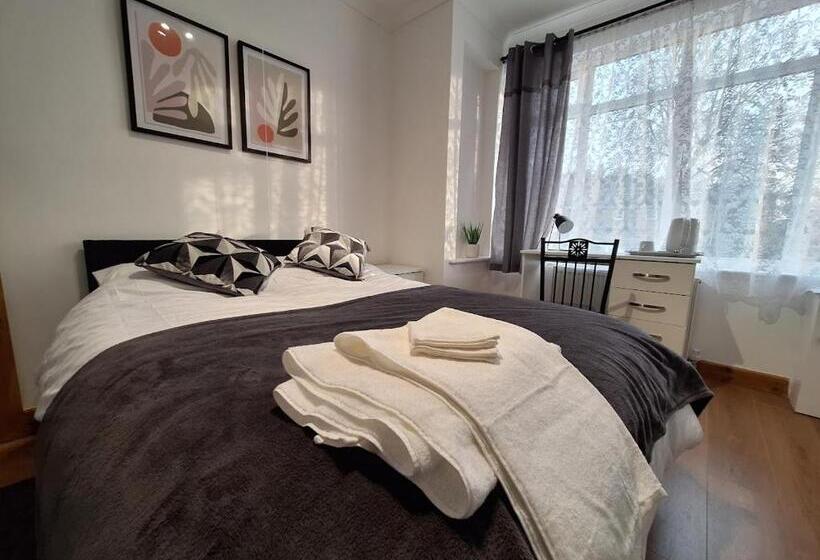 פנסיון Uplands Grove Bungalow