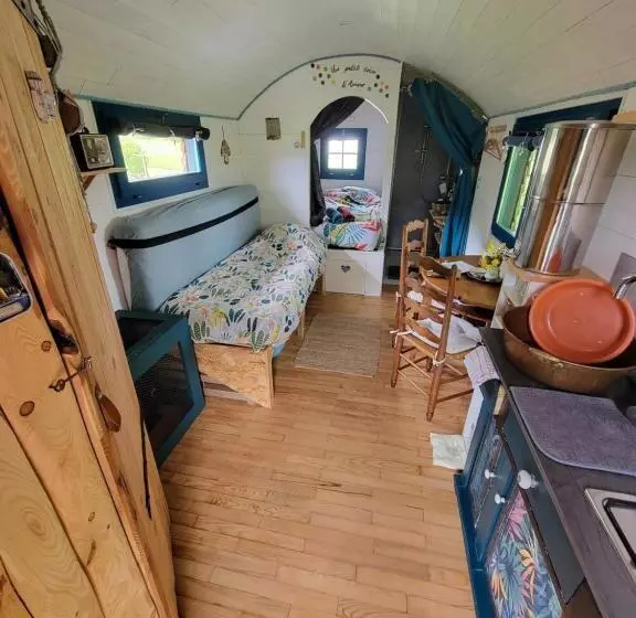 Aamiaismajoitus (B&B) La Roulotte Tiny House Du Mond Idéal