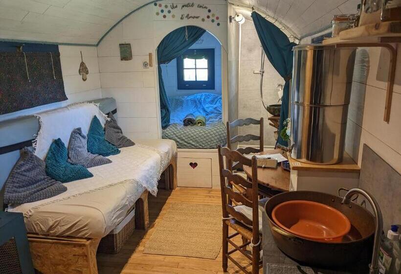 Bed and Breakfast La Roulotte Tiny House Du Mond Idéal