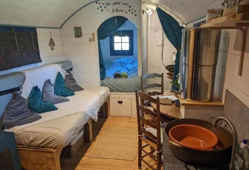 Aamiaismajoitus (B&B) La Roulotte Tiny House Du Mond Idéal