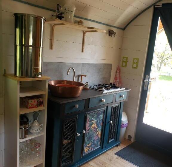 Bed and Breakfast La Roulotte Tiny House Du Mond Idéal