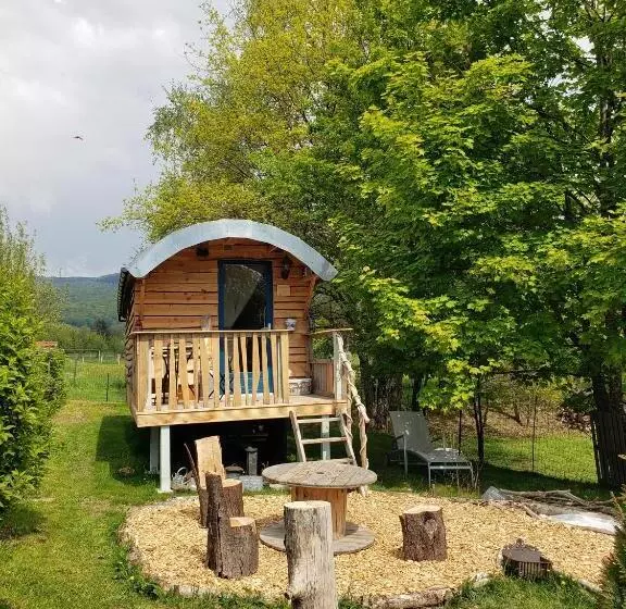 Aamiaismajoitus (B&B) La Roulotte Tiny House Du Mond Idéal