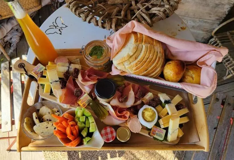 Aamiaismajoitus (B&B) La Roulotte Tiny House Du Mond Idéal