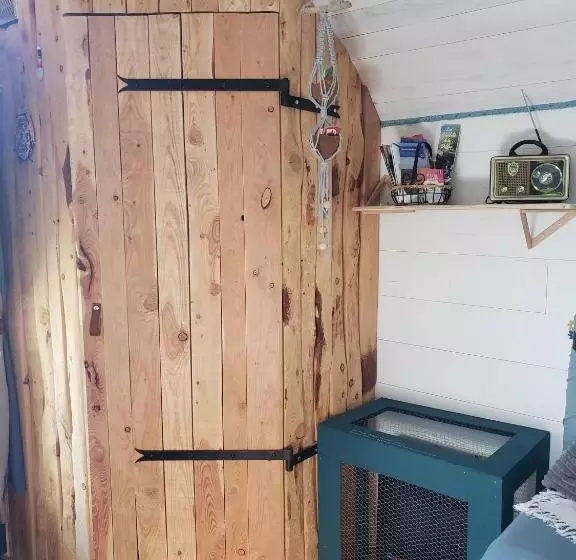 Aamiaismajoitus (B&B) La Roulotte Tiny House Du Mond Idéal