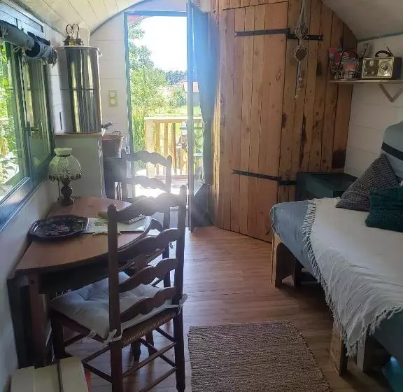 Aamiaismajoitus (B&B) La Roulotte Tiny House Du Mond Idéal