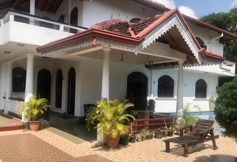 Пансион Kingz And Queenz   Negombo