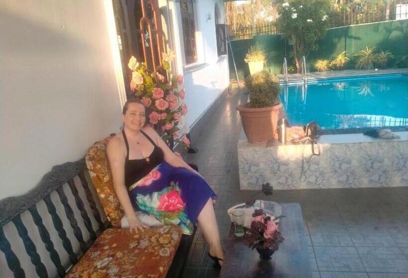 Пансион Kingz And Queenz   Negombo