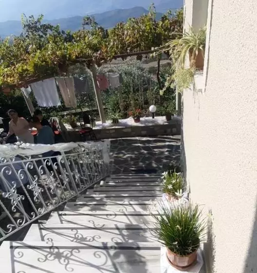 تختخواب و صبحانه Guest House Xhelili