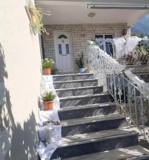 تختخواب و صبحانه Guest House Xhelili
