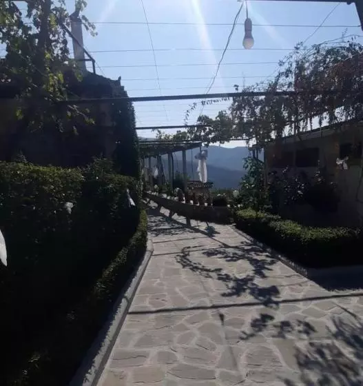 تختخواب و صبحانه Guest House Xhelili