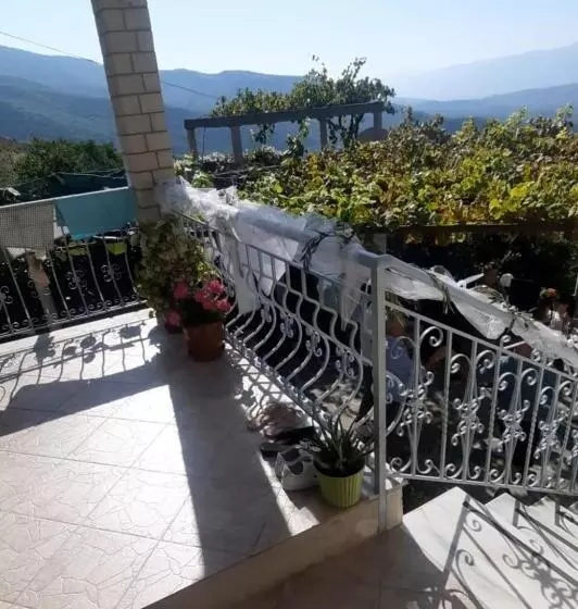 تختخواب و صبحانه Guest House Xhelili