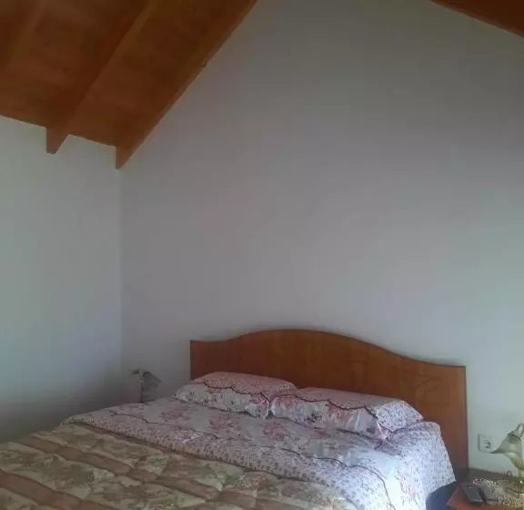 تختخواب و صبحانه Guest House Xhelili