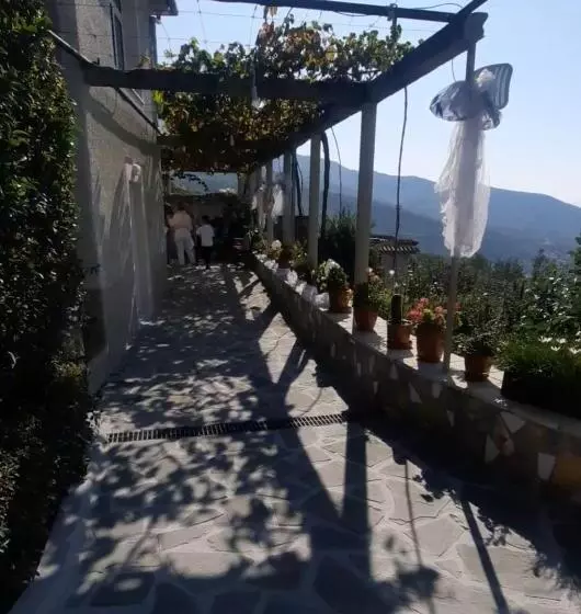 تختخواب و صبحانه Guest House Xhelili