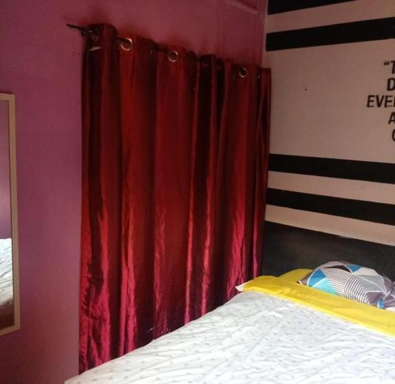 تختخواب و صبحانه Karim Hostel