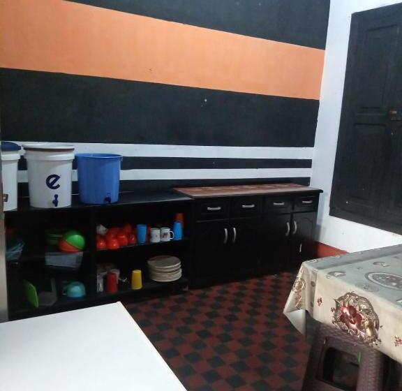 تختخواب و صبحانه Karim Hostel