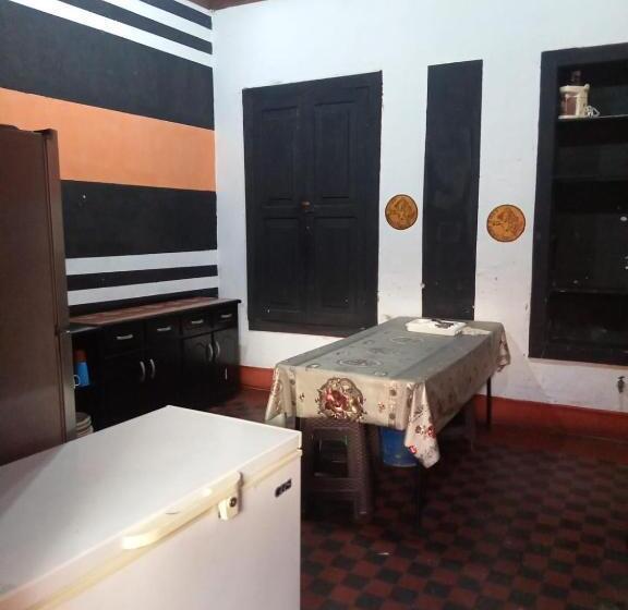 تختخواب و صبحانه Karim Hostel