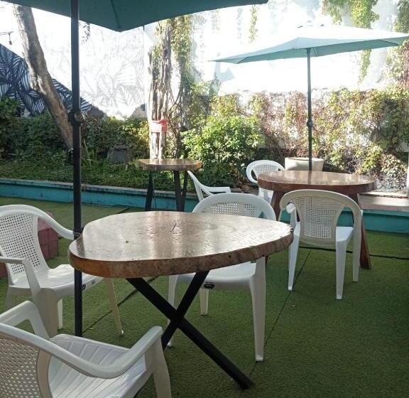 تختخواب و صبحانه Karim Hostel