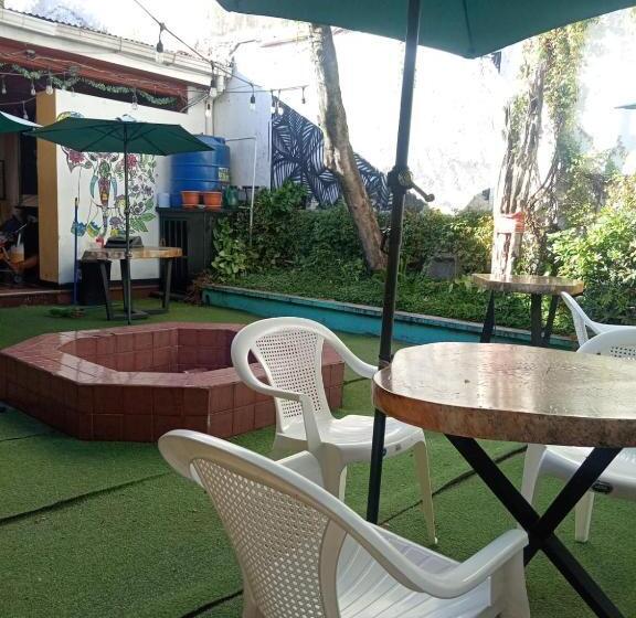 تختخواب و صبحانه Karim Hostel