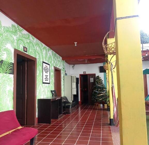 تختخواب و صبحانه Karim Hostel