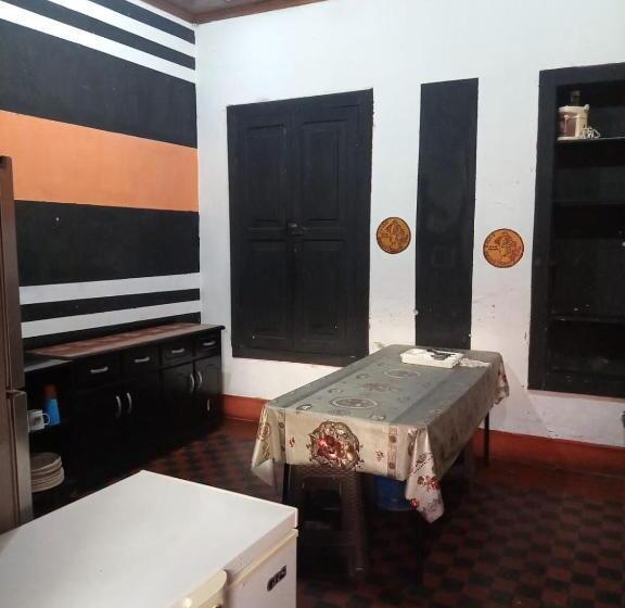 تختخواب و صبحانه Karim Hostel