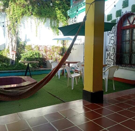 تختخواب و صبحانه Karim Hostel