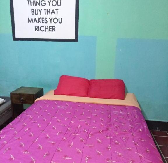 تختخواب و صبحانه Karim Hostel