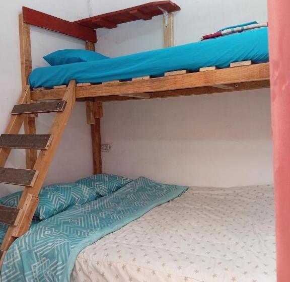 تختخواب و صبحانه Karim Hostel