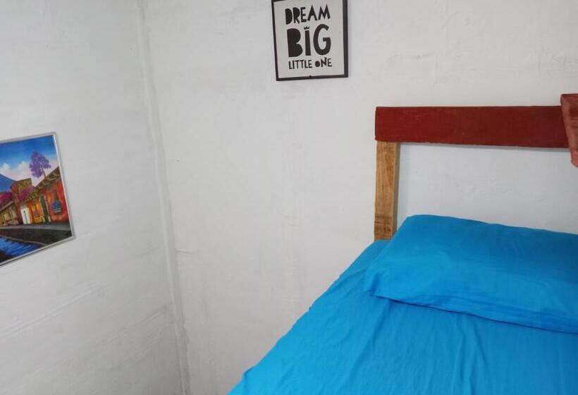 تختخواب و صبحانه Karim Hostel