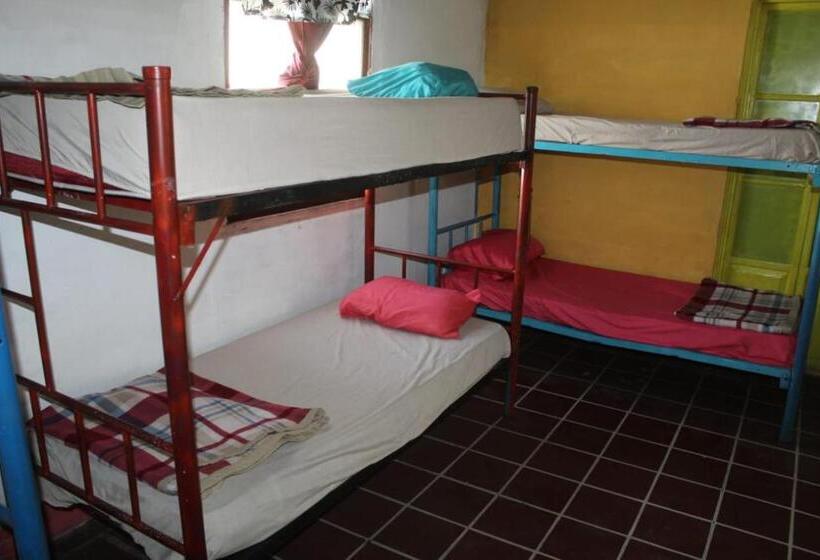 تختخواب و صبحانه Karim Hostel