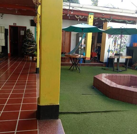 تختخواب و صبحانه Karim Hostel