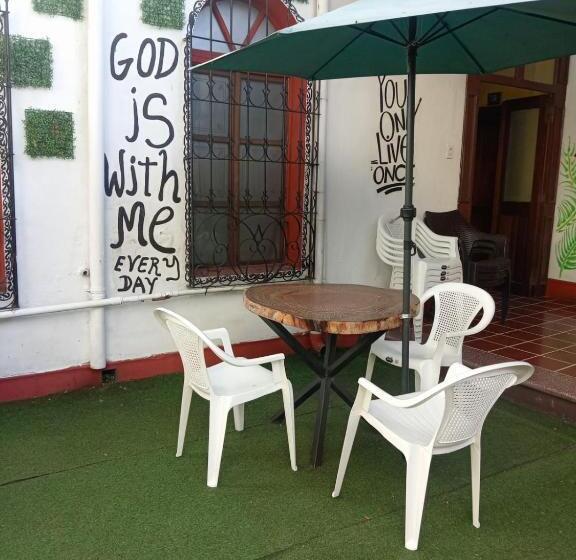 تختخواب و صبحانه Karim Hostel