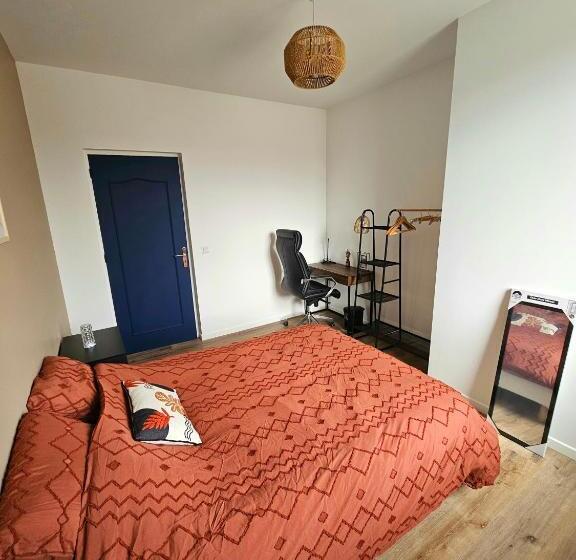 住宿加早餐 Maison Spacieuse Privatisée Ou à La Chambre Places De Parking