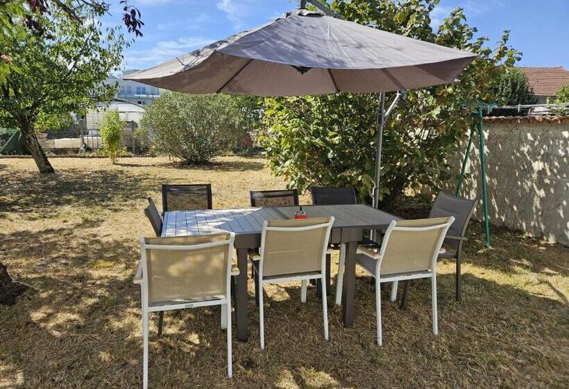 住宿加早餐 Maison Spacieuse Privatisée Ou à La Chambre Places De Parking