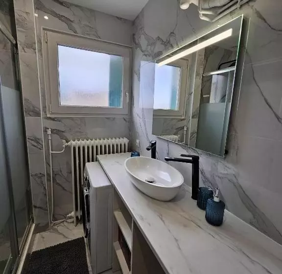 Aamiaismajoitus (B&B) Maison Spacieuse Privatisée Ou à La Chambre   Places De Parking