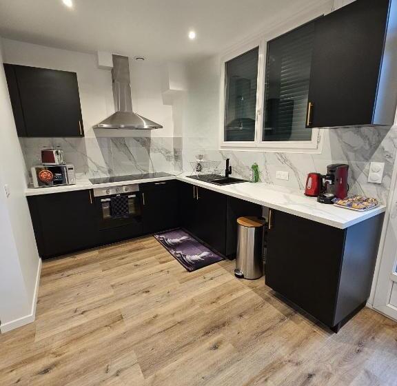 住宿加早餐 Maison Spacieuse Privatisée Ou à La Chambre Places De Parking