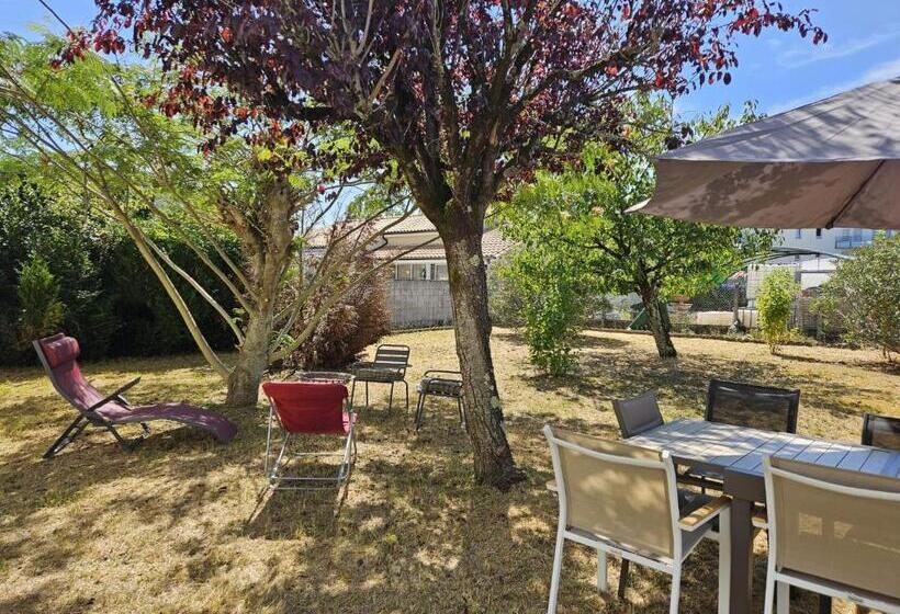 住宿加早餐 Maison Spacieuse Privatisée Ou à La Chambre Places De Parking