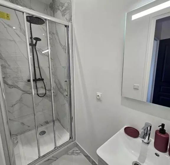 Aamiaismajoitus (B&B) Maison Spacieuse Privatisée Ou à La Chambre   Places De Parking