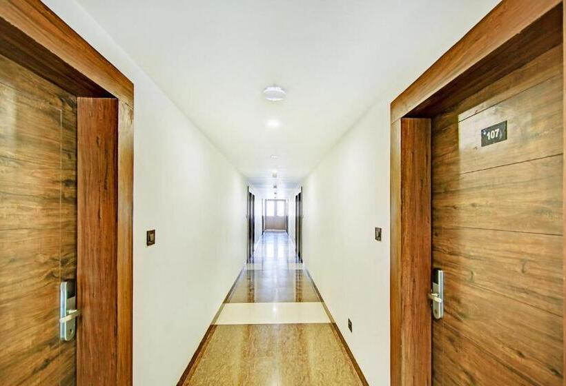 Отель Prajakta Holiday Inn